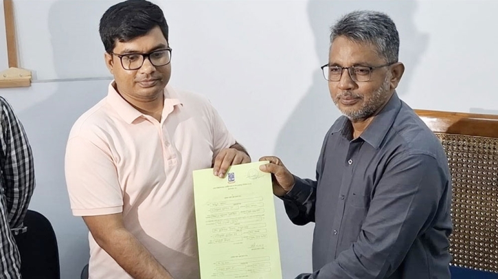 সর্বপ্রথম মনোনয়ন ফরম জমা দিলেন সাবেক ছাত্রলীগ নেতা জুলিয়াস সিজার