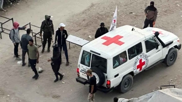 প্রথম দফায় ৭ জিম্মিকে হস্তান্তর করল হামাস, মধ্যপ্রাচ্যের পথে ট্রাম্প 